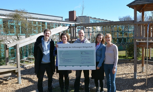 Symbolische Scheckübergabe (v.l.n.r.): Björn Bamberg (Leiter Kita Wartburg), Nina Krumme (Personal Volkswagen Braunschweig), Stefan Schmidt (Betriebsrat Volkswagen Braunschweig, Martina Marder (Förderverein Kita Wartburg) und Gabi Brinkmann (Leitungsteam Kita Wartburg).