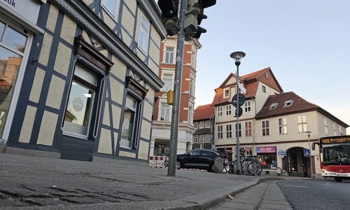 Zwar sind die Bordsteine in dem genannten Bereich bereits abgesenkt, jedoch handelt es sich dabei nicht um sogenannte „Nullabsenkungen“. 