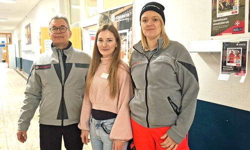 Johanniter-Ortsbeauftragter Peter Galdia, Lehrerin Tamara Urbanke und Sarah Pfaffenrath, Leiterin des Ehrenamtes der Johanniter in Salzgitter, freuen sich über die Kooperation beim Schulsanitätsdienst.