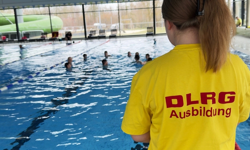 Laura Moreton schaut auf die Teilnehmer, die das Spiel Ente-Ente-Gans im Wasser ausprobieren