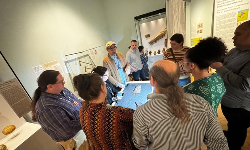 Objektbesprechung in der Ausstellung des Städtischen Museums.