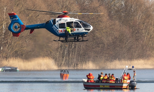 Der Polizeihubschrauber und ein DLRG-Boot während der Katastrophenschutz-Übung am Salzgittersee.