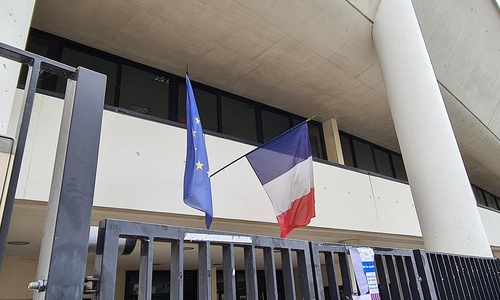 Fahnen vor Wahllokal in Frankreich (Archiv)