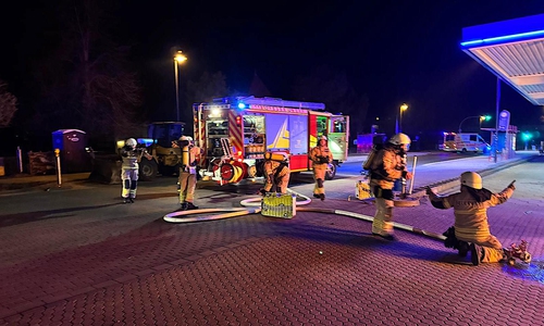 Die Feuerwehr sicherte die Tankstelle.