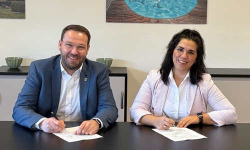 Samtgemeindebürgermeister Gero Janze und Altena Wolter bei der Unterzeichnung des Pachtvertrages für das neue Bistro im frisch sanierten Freizeitbad Grasleben. 