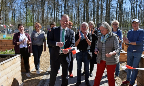 Christian Striese, Zweiter Bürgermeister der Stadt Salzgitter, eröffnet mit anderen Engagierten aus Steterburg offiziell den Akteursgarten.
