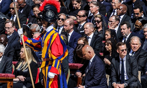 Olaf Scholz beim Papst-Begräbnis am 26.04.2025