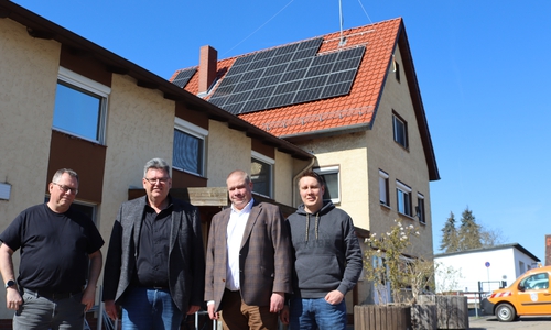 Guido Kuschenek (Betriebshof), Geschäftsbereichsleiter Thomas Bode, Bürgermeister Wittich Schobert und Dustin Troppa (Betriebshof) vor der neuen Photovoltaikanlage.
