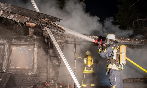 Das Holzhaus wurde mit mehreren Rohren gelöscht.