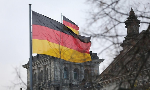 Deutsche Fahne vor Bundestag (Archiv)
