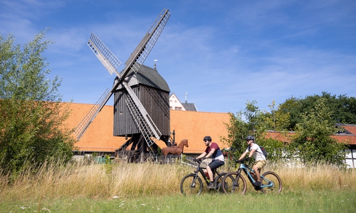 Radfahrer vor dem Gelände des Städtischen Museums Schloss Salder.