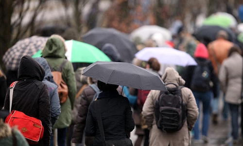 Menschen mit Regenschirm (Archiv)