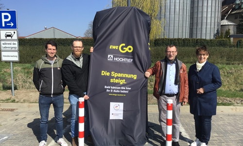 Klimamanager Florian Hamel, Klimamanager Christoph Gent, Schöppenstedts Stadtdirektor Rainer Apel und Schöppenstedts Bürgermeisterin Andrea Föniger an einer Säule am Schöppenstedter Bahnhof.