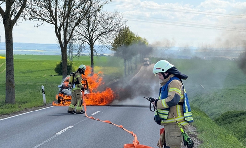 Ein Auto war am Samstag auf der B244 in Flammen aufgegangen. 