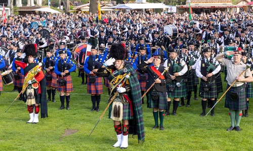 Einer der Höhepunkte beim Highland Gathering in Peine ist der gemeinsame Auftritt aller Pipe Bands im Stadtpark.