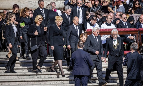 Olaf Scholz beim Papst-Begräbnis am 26.04.2025
