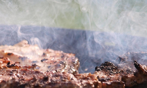 Steak auf einem Grill (Archiv)