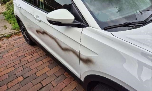 Durch Farbe beschädigtes Fahrzeug.