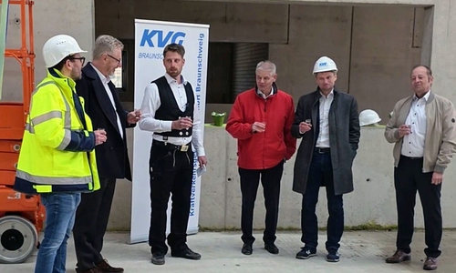 v.l.: Andreas Niehüser, Architekt; Axel Gierga, KVG Geschäftsführer; Seraphin Heinecke, Dachdeckermeister; Frank Klingebiel, Oberbürgermeister Salzgitter; Stefan Klein, KVG-Aufsichtsratsvorsitzender, Dirk Reese, KVG-Betriebsleiter