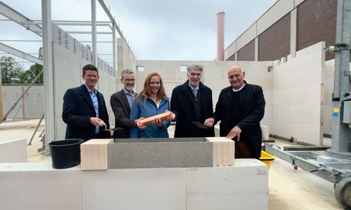 v.l.n.r.: Tobias Grünert (Gemeindebürgermeister Vechelde), Hans Knobel (Schulleiter IGS Lengede), Maren Wegener (Gemeindebürgermeisterin Lengede), Henning Heiß (Landrat Landkreis Peine), Thomas Wenzig (Architekt) bei der gemeinsamen Grundsteinlegung an der IGS in Lengede.
