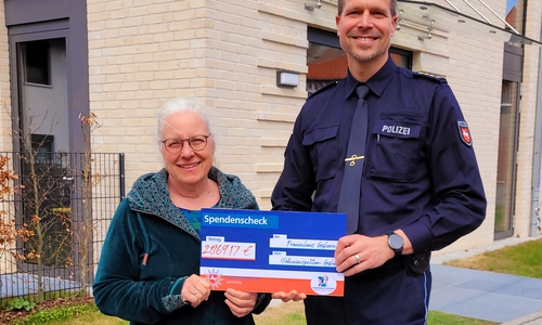 Ulla Evers nimmt für das Frauenhaus den symbolischen Scheck von Oliver Meyer entgegen.