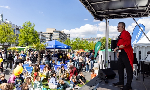 Spaß für die ganze Familie: Groß und Klein genossen bei sonnigem Wetter das bunte Bühnenprogramm mit Livemusik und Zaubershow.