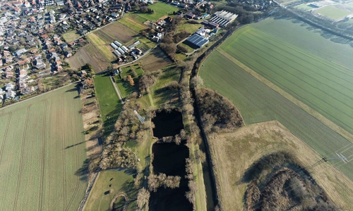 Ein Luftbild der Kläranlage (rechts oben) und des Geländes für die künftige Photovoltaikanlage (im Zentrum des Fotos).