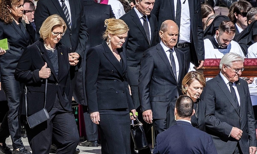 Deutsche Delegation mit Rehlinger, Klöckner, Scholz und Steinmeier beim Papst-Begräbnis am 26.04.2025
