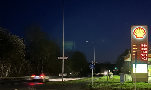 Ein Blick am Montagabend auf die Kampstraße in Fahrtrichtung Fredenberg - die Laternen sind aus.