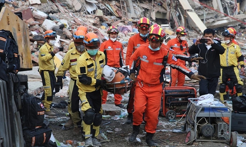 Rettungskräfte suchen nach Erdbeben in Myanmar nach Überlebenden