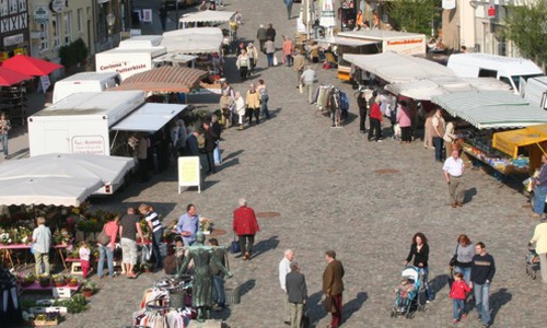 Lebendiger Treffpunkt und attraktives Einkaufsziel – das soll der Schöninger Wochenmarkt wieder werden. Die Stadt sucht interessierte Händler.