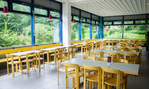 Die Stühle aus der Cafeteria der Mensa 2 sind spurlos verschwunden.