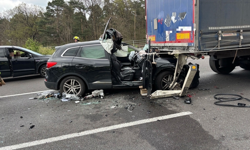 Der Wagen hatte sich unter den LKW geschoben.