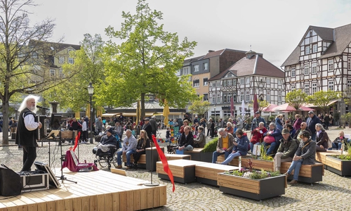 Start für die OpenStage 2025: Ab 26. April erleben Peiner in der erholsamen Atmosphäre der Stadtoase abwechslungsreiche Auftritte der Peiner Kulturszene.