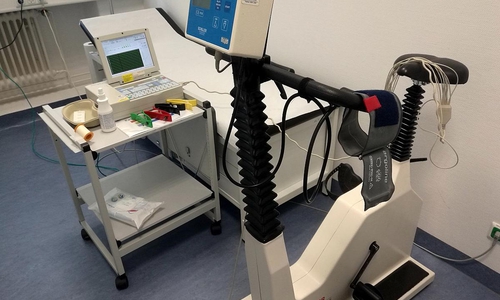 Fahrradergometer für Belastungs-EKG (Archiv)
