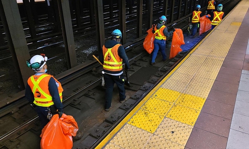 Reinigungskräfte in einer New Yorker U-Bahn-Station (Archiv)