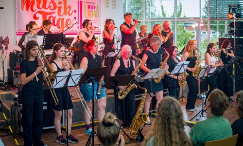 Bei den „Niedersächsischen Frauenmusiktagen“ erarbeiten die Teilnehmerinnen in Bandworkshops Songinterpretationen, die sie beim Abschlusskonzert präsentieren.