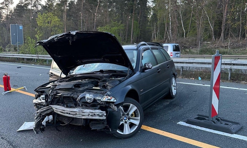 Der Wagen wurde stark beschädigt.