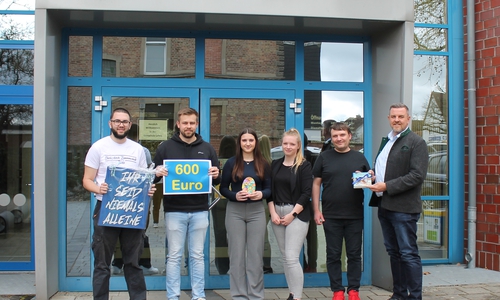 Leon Frank vom EDV-Team, die Auszubildenden Simon Hoppe, Hannah Hörster, Tina Ludigkeit, Michael Mraczny und Bürgermeister Andreas Busch überbrachten die Spende der Familie bei einem persönlichen Treffen.