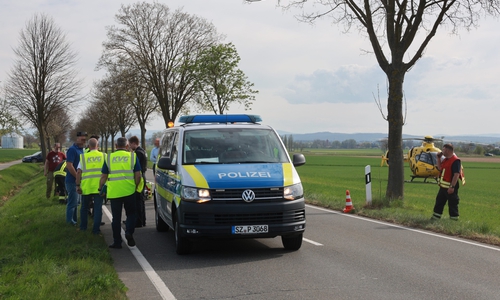 Die Polizei ermittelt am Unfallort.