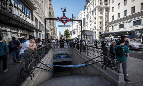 Abgesperrte Metro wegen Blackout in Spanien am 28.04.2025
