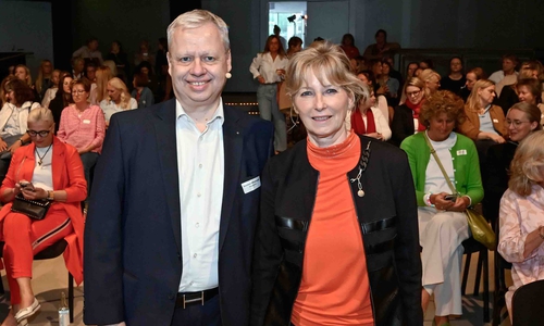 Karsten Mitzinnek (Digitalisierungsexperte, KI-Speaker und der CEO der KI-Trainingsakademie) und Claudia Kayser von der Volksbank BRAWO.