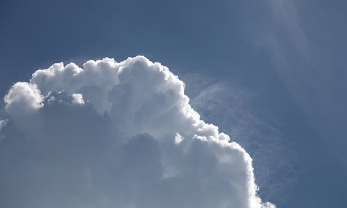 Blauer Himmel mit Schönwetterwolken (Archiv)