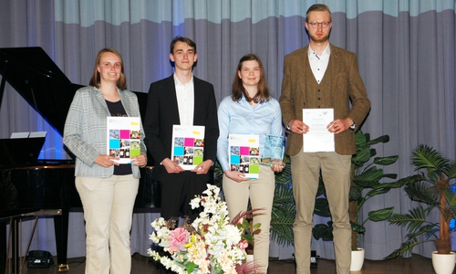 Die ausgezeichneten Absolventinnen und Absolventen: Stina Poppendorf, Philip Cronjäger, Mia Funding Sörensen und Jan Lukas Zimball (v. li.).