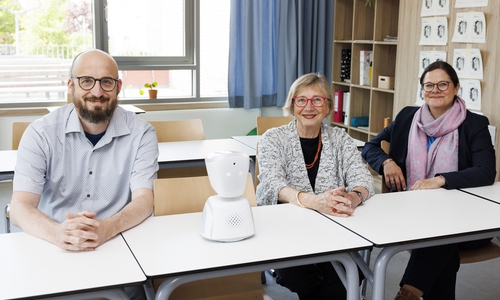 Mit Avatar "Buddy": Christoph Schröder, Leiter der Martha-Fuchs-Schule, Sabine Held-Brunn vom Vorstand der Bürgerstiftung und Schuldezernentin Dr. Christina Rentzsch (r.).