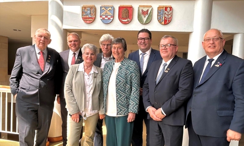 Landrat Tobias Heilmann und Heimatkreisvorsitzender Rolf-Peter Wachholz begrüßten die Vertreter des Landkreises und der Stadt Gifhorn, die Flatower und die Gäste aus dem heutigen Zlotow.