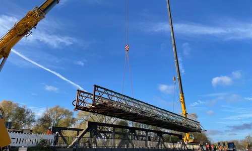 Durch die Kranarbeiten ist auch die neue Brücke zeitweise nicht nutzbar.