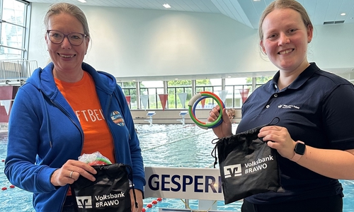 Nicole Mölling (Volksbank BRAWO) und Doreen Plutta (Bäder, Sport und Freizeit Salzgitter GmbH ) beim erfolgreichen Schwimmabzeichentag im Stadtbad Salzgitter-Lebenstedt