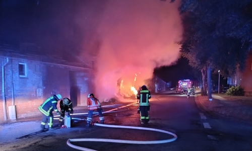 In der Straße Im unteren Dorf kam es zu einem Brand direkt an einem Gebäude.
