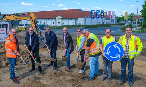 Gemeinsam wurde der erste Spatenstich gemacht: Thomas Schaaf (Leitung Fachbereich 5, Gemeinde Cremlingen), Torsten Ruhe (LK Wolfenbüttel), Detlef Katz (Bürgermeister Gemeinde Cremlingen), Jens Drake (Ortsbürgermeister Cremlingen), Maik Eggert (Geschäftsführer Pasemann GmbH), Andreas Heuer (Ingenieurbüro), Carsten Buhr (Bauleiter) und Nils Vullriede (LK Wolfenbüttel) (v. li.).
